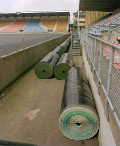 840305 Afbeelding van rollen kunstgras in Stadion Nieuw Galgenwaard (Herculesplein) te Utrecht. In het stadion wordt ...